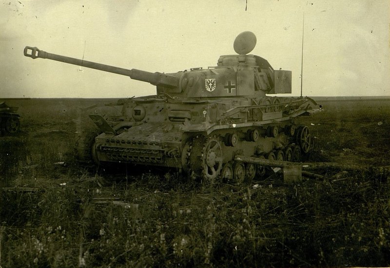 Фотография: Немецкий тяжелый танк "Тигр"; подбит 7.7.43 г. в районе Майская Зорька 7-ой батареей 124 ЛАП 12 Артиллерийской Дивизии (АД) Резерва Главного Командования. Прямым попаданием 76 мм снаряда перебита гусеница