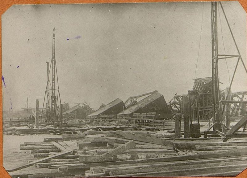 Фотография: Разрушенный мост через реку Днепр у г. Киев и начало строительства моста на обходе