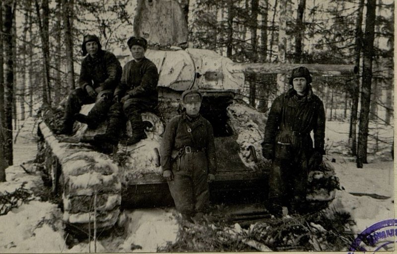 Image: The crew of Lieutenant. German soldier after the battle for Dubovik village