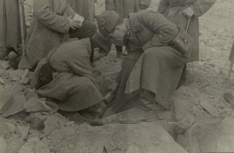 Фотография: Постройка дороги. Командир роты лейтенант т. Архипов закладывает снаряд. Скоро будет взрыв