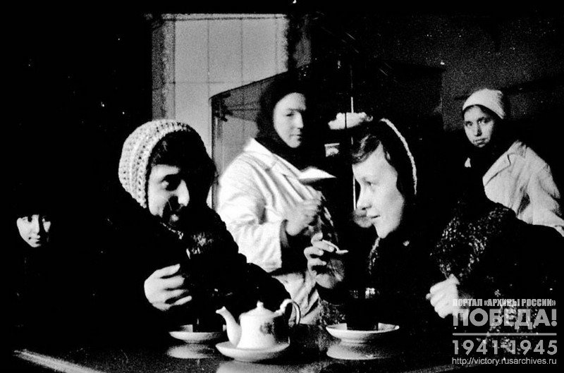 Visitors in a teahouse of the Frunzensky district of Leningrad