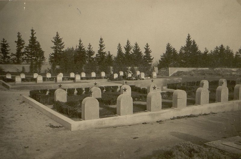 Фотография: г. Медлинг. Воинское кладбище