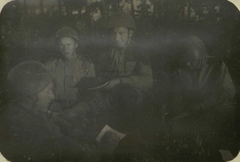 Фотография: Совещание групп комсоргов в роте о воспитании молодых комсомольцев. Проводит младший лейтенант Проскурин