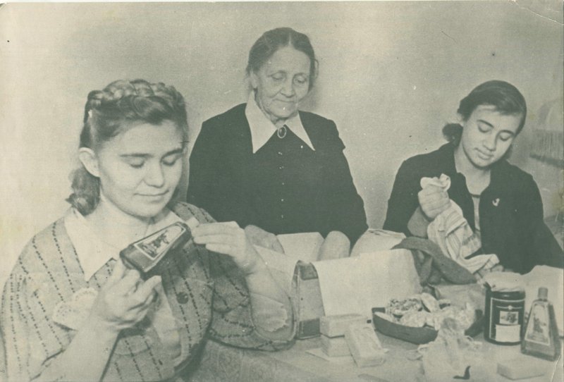 Упаковка новогодних подарков бойцам Красной Армии в семье общественницы. 1942 г. Казань