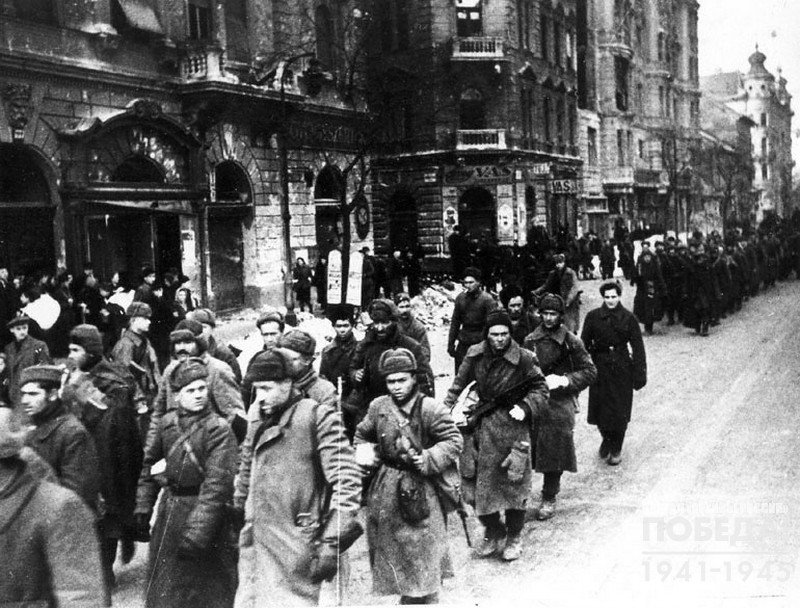 Red Army soldiers walking along one of the streets of Budapest
