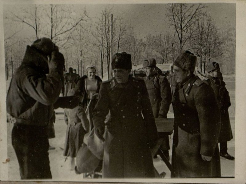 Фотография: Начальник физподготовки докладывает ген. Ворожейкину