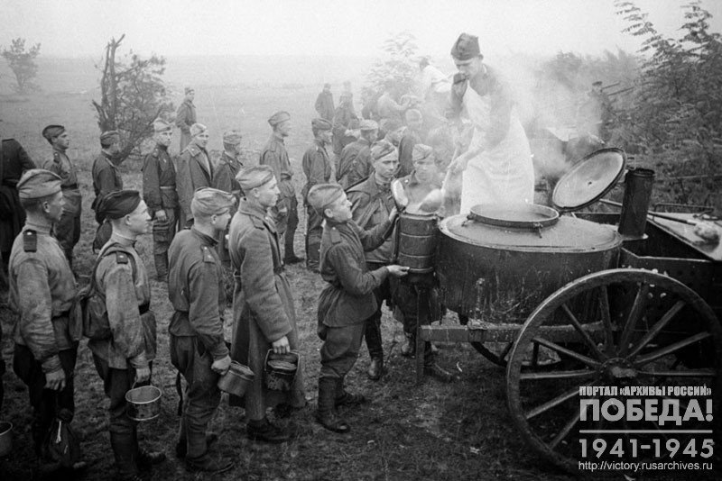 Походная кухня повара гвардии старшего сержанта Н.К. Иванова на переднем крае