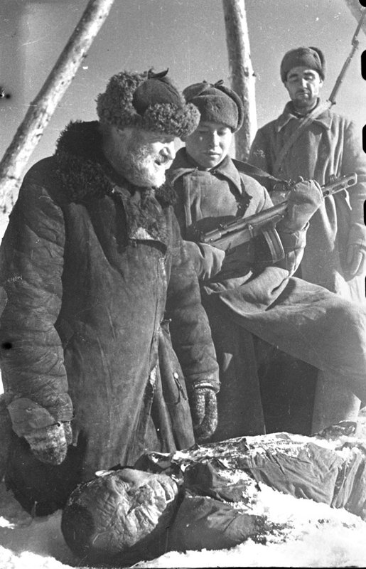 В освобожденном нацистском лагере для военнопленных (Сталинградская область)