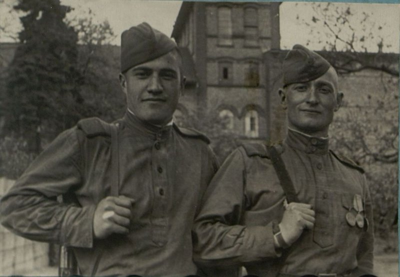 Фотография: Герои последних боев командиры расчетов 45 мм. орудий гвардии младший сержант Левашев и гвардии сержант Вахабов