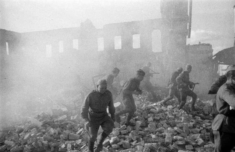 Автоматчики ведут бой за станцию Дмитров-Орловский. 19 августа 1943 г.