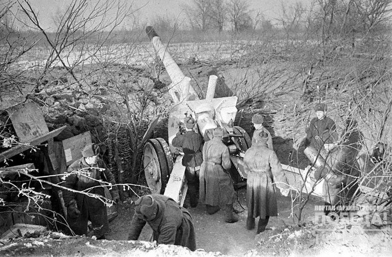 Long-range gunmen of Junior lieutenant I. Snegirev  firing from the left bank of  Volga river