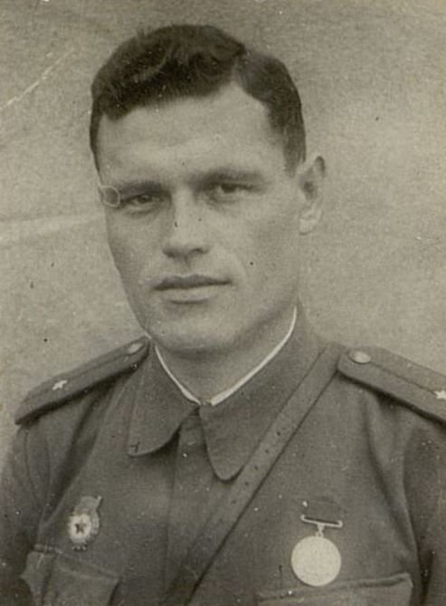 Фотография: Гвардии младший лейтенант Левченко Виктор Васильевич. Командир 1-й мин. роты
