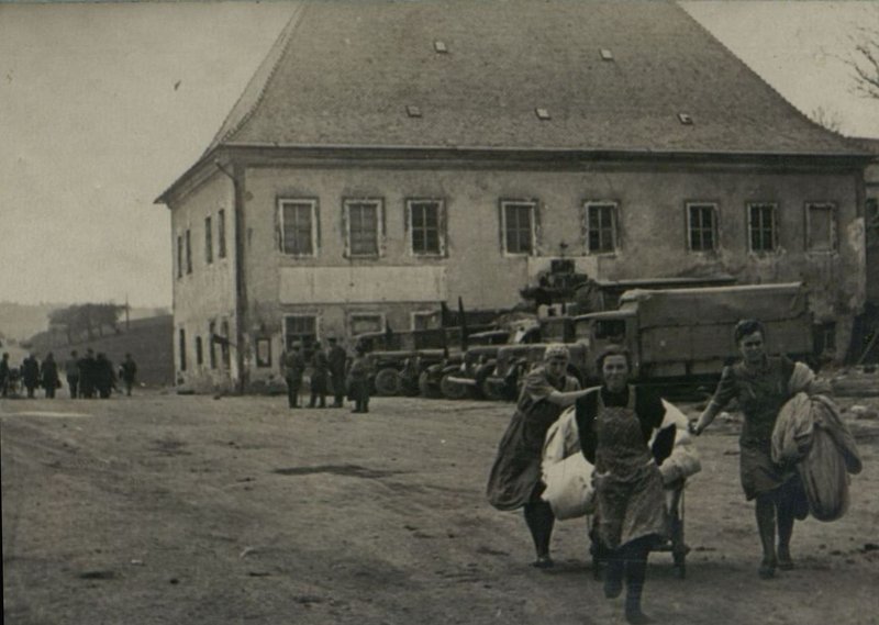 Image: Czechs return from Germany to their homes