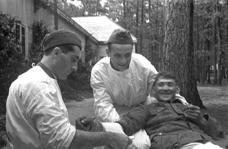 Оказание медицинской помощи пленному (Юго-Западный фронт)