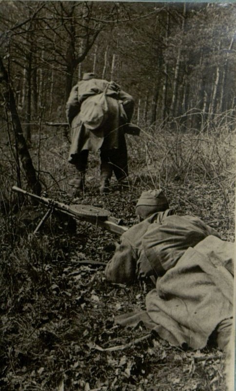 Фотография: Штурмовой батальон гвардии капитана Сурова с боями подходит к реке Шпрее и стремительно форсирует ее