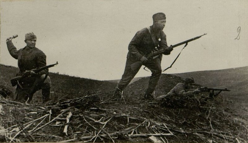 Фотография: Они отличились под Малгобеком: Красноармеец Галис П.З., сержант Никифоров С.Н. и младший сержант связист Медведев Н.Ф. (109 сп)