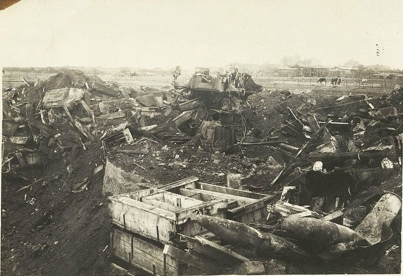 Фотография: Район Гдыня. Зенитные орудия, разбитые сев. вост. населенного пункта Оксхефт