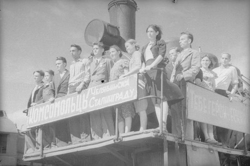 «Комсомольцы Челябинска – Сталинграду».