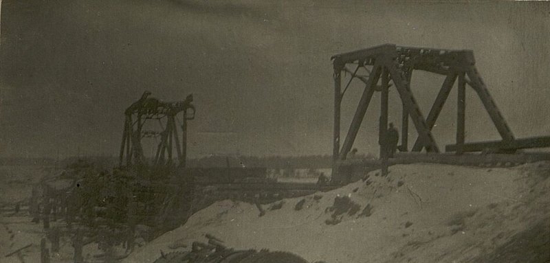 Фотография: Общий вид разрушенного моста через реку Беседь. Линии Унеча-Кричев