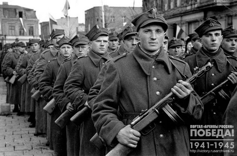 Воины Войска Польского на параде в г. Гнезно (Гнезен) в честь годовщины Красной Армии