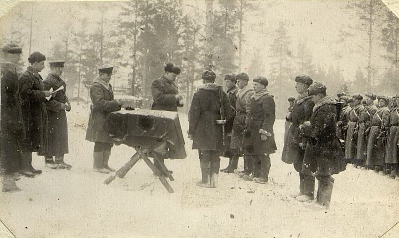 Image: Division Commander Colonel Zayonchkovsky presents orders and medals to brave scouts