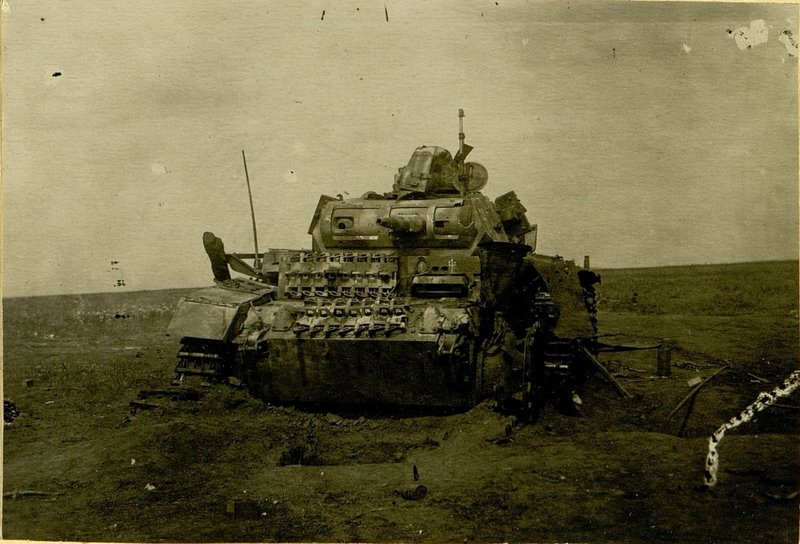 Фотография: Средний танк, подбитый 3-ей батареей 155 пушечного артиллерийского полка (ПАП) 12 Артиллерийской Дивизии (АД) Резерва Главного Командования в районе Лавровка