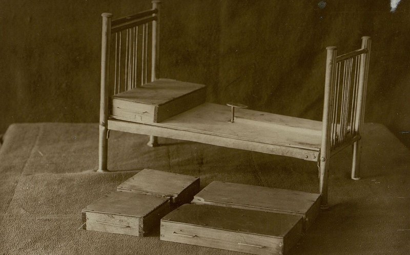 Фотография: Надкроватная установка профессора Богданова. Для смены вытяжения на гипсовую повязку к кровати
