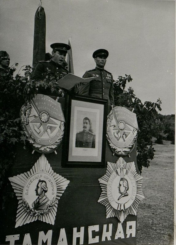 Фотография: Вручение боевых знамен и орденов частям армии