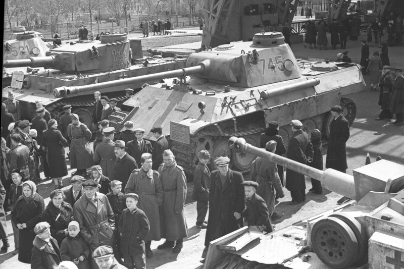 «ЦПКиО им. Горького. Выставка образцов трофейного вооружения. Немецкая бронетехника.»