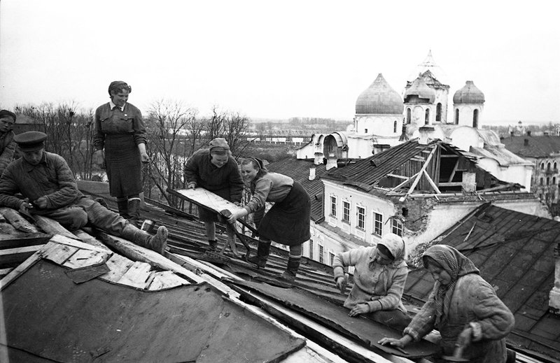 Бригада советских патриотов под руководством жительницы А. Белоносовой ремонтируют крышу в Новгороде