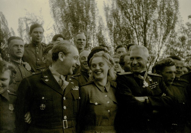 Hero of the Soviet Union, Colonel General V.D. Tsvetaev (in 1strow, 2nd from the right) with Soviet and American soldiers at a link-up