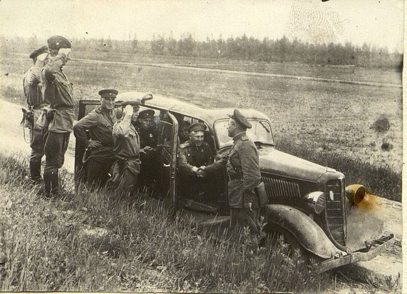Image: A group of officers share memories of the past Krasnoborsk battles