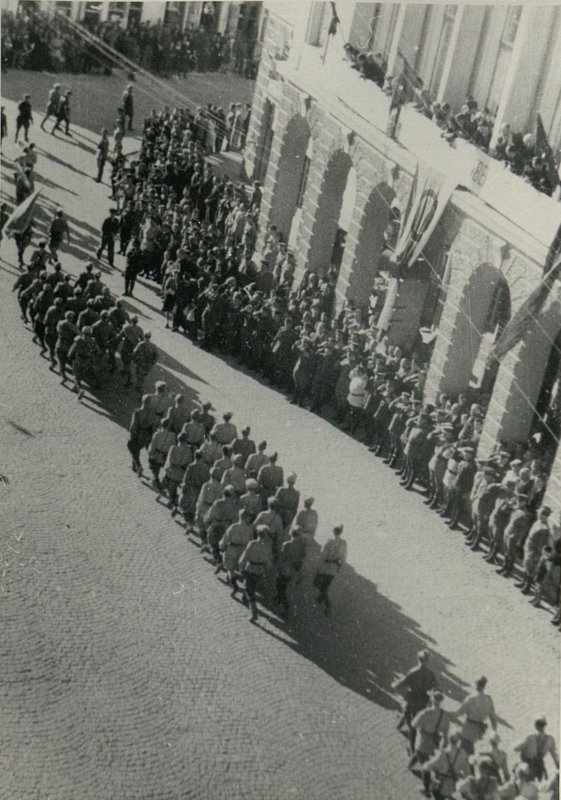 Фотография: Генерал-полковник товарищ Бюрюзов вручает ордена Советского Союза болгарским генералам и офицерам