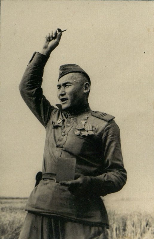Фотография: Командир головного орудия Герой Советского Союза Истай Ищанов (справа)