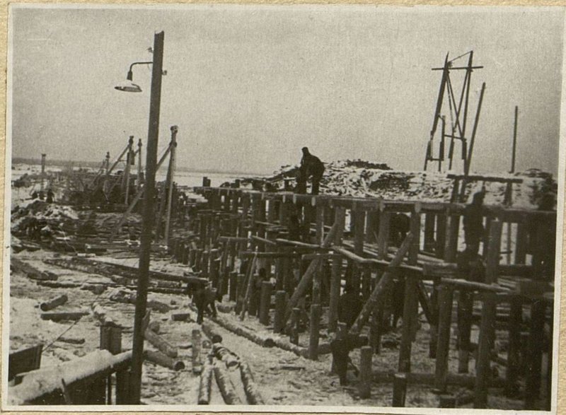 Image: Laying of nozzles and installation of struts on the left-hand side section of the bridge