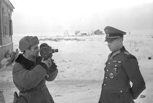 Кинооператор А. Казаков снимает пленного командира германской 376-й пехотной дивизии генерал-лейтенанта Александра фон Даниэльса