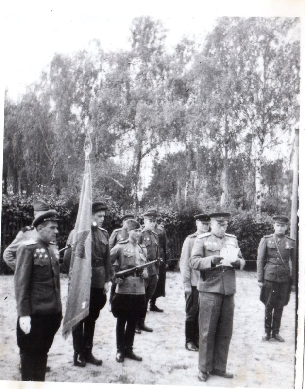 Командир 96 стрелкового Краснознамённого корпуса 70 армии, генерал-лейтенант Чанышев Я.Д. зачитывает приказ