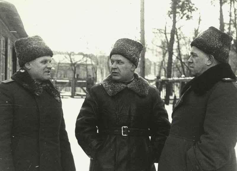 Перед Берлинской операцией, справа налево: командующий войсками 1-го Белорусского фронта Дважды Герой Советского Союза Маршал Советского Союза Г.К. Жуков, командующий ВВС, главный маршал авиации А.А. Новиков, член военного совета фронта генерал-лейтенант К.Ф. Телегин