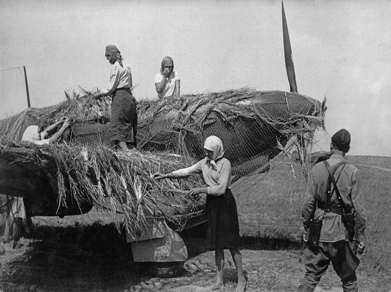 Девушки замаскировывают самолет. 1941 г