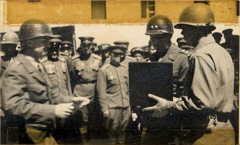 Фотография: От имени Верховного Совета СССР командир корпуса вручает правительственные награды солдатам и офицерам Американской Армии