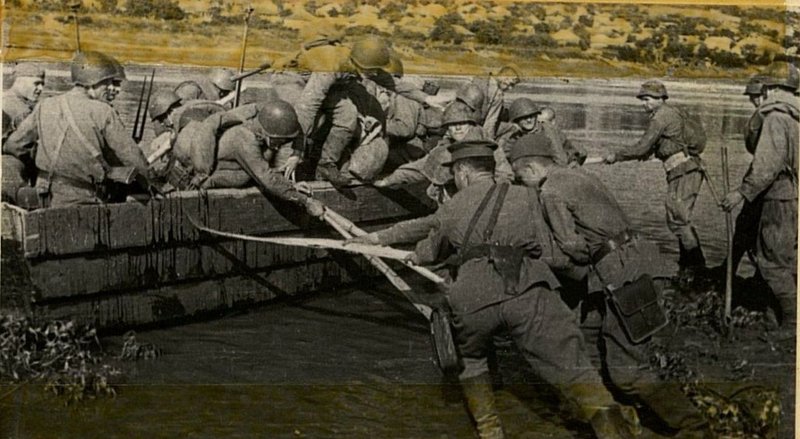 Фотография: Славные гвардейцы переправляются через р. Терек