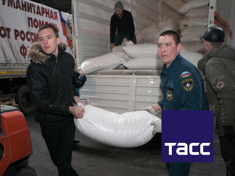 Во время разгрузки грузовика МЧС с гуманитарной помощью
