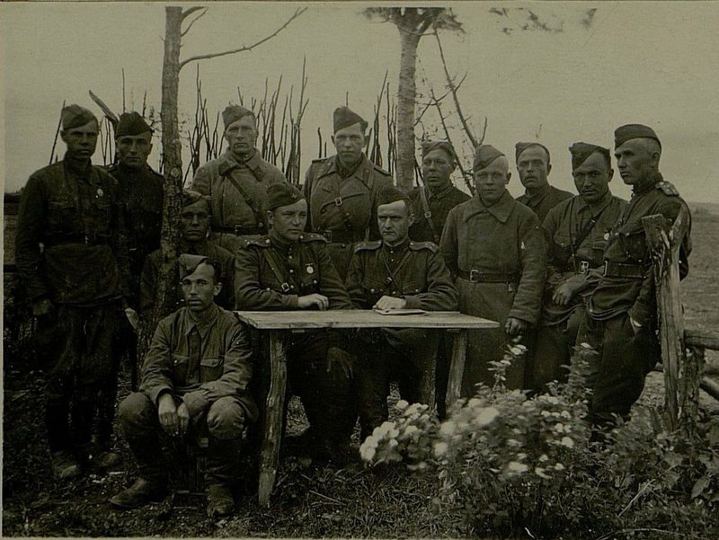 Фотография: На снимке: политбюро после заседания с вновь принятыми в партию. 17 мая 1943 г. д. Алешня