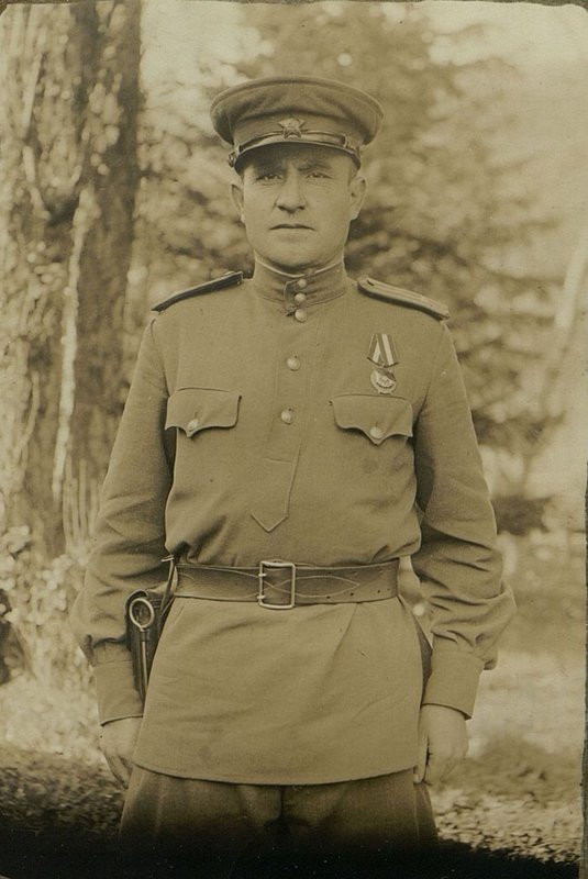 Фотография: Заместитель командира 1056 стрелкового полка майор товарищ Кузнецов награжден орденом Красного Знамени