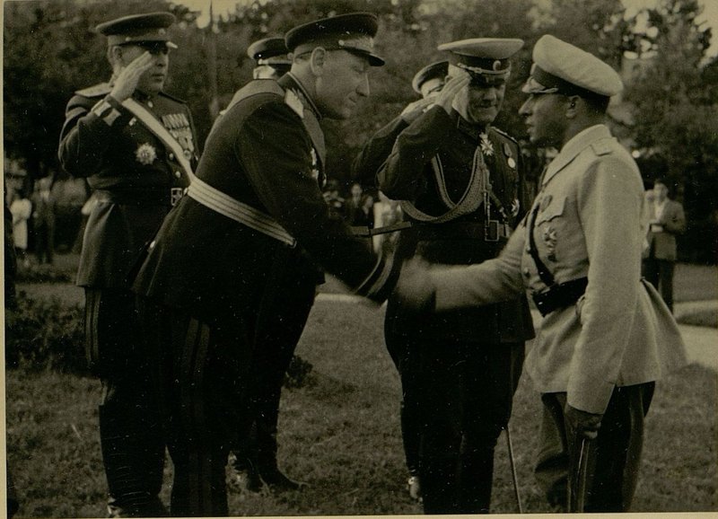 Фотография: Генерал-полковник товарищ Бюрюзов вручает ордена Советского Союза болгарским генералам и офицерам