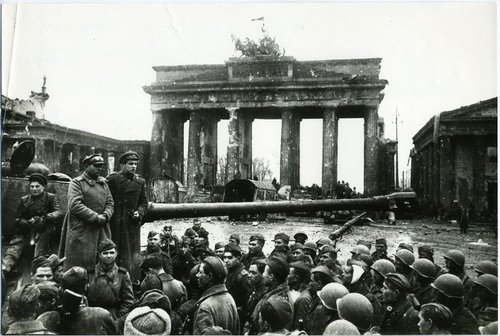 Поэт Евгений Долматовский выступает перед бойцами у Бранденбургских ворот