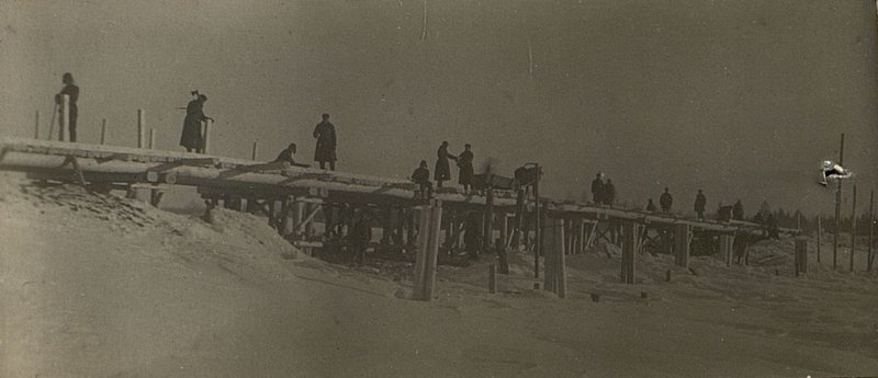 Image: Completion of work on the construction of a bridge across the Volga river near Naumovo 15.3.42. II engineer company. This bridge was visited by Major General Baranov, Chief of the Engineering Troops of the Kalinin Front. Makovenko Photos