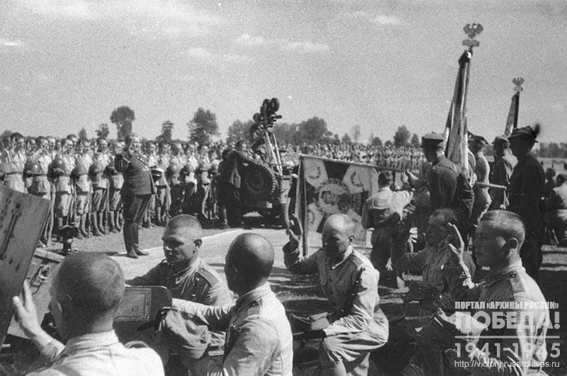 Taking the oath at the presentation of the battle banner of the 4th Polish Infantry Division under the command of Major General B. Kenevich