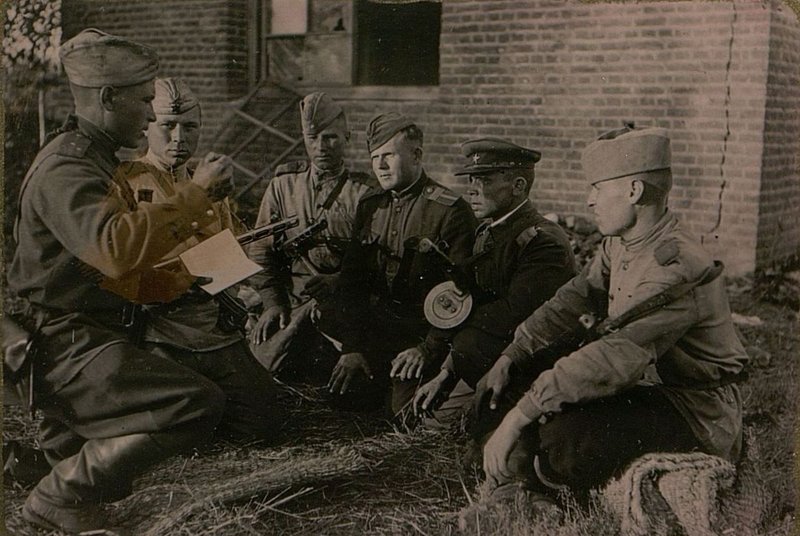 Фотография: Заседание партийного бюро 8 стрелковой роты, 395 стрелкового полка Командир роты товарищ Пашков делает доклад о задачах партбюро по обеспечению авангардности коммунистов в наступлении