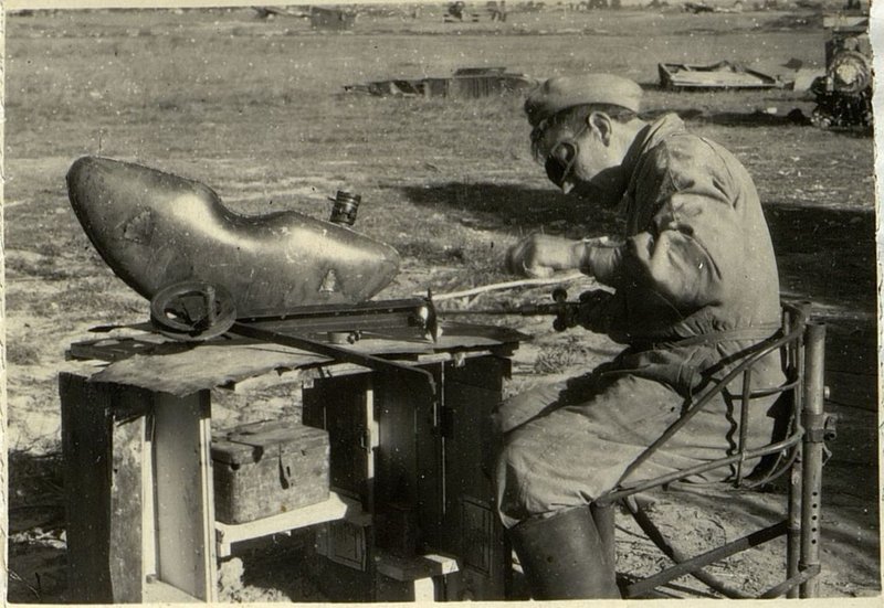 Фотография: Сварщик ефрейтор Попов за своим рабочим местом